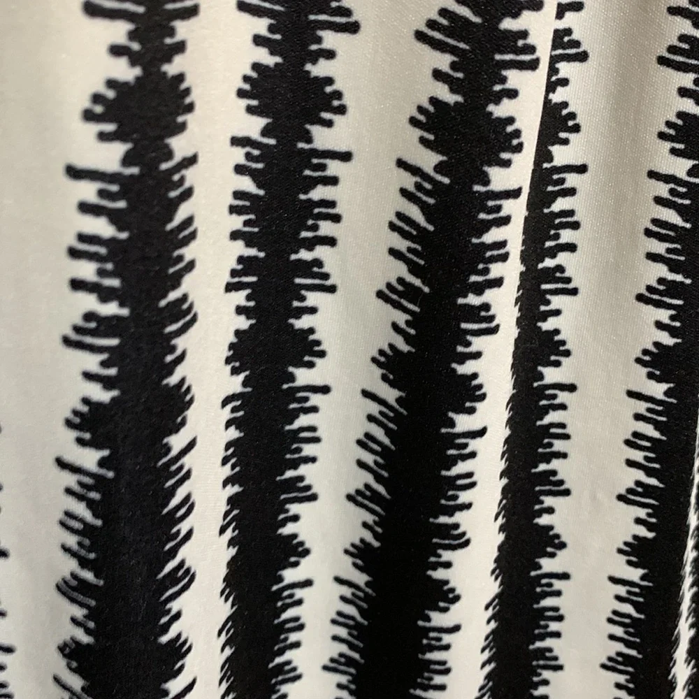 Top Blouse Black White Print Size M Unlisted Brand Stretchy Pullover - Picture 12 of 12